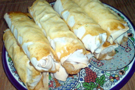 Фото к рецепту: Рулеты с филадельфией,орехами и помидорками  ("börek")