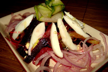 Фото к рецепту: Салат из баклажанов со свеклой и сельдью