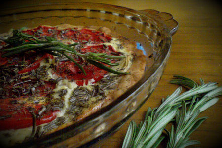 Фото к рецепту: Открытый пирог с томатами, козьим сыром и шалфеем