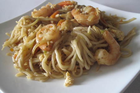 Фото к рецепту: Жаренная лапша с креветками и овощами / egg noodles with shrimps and vegetable /