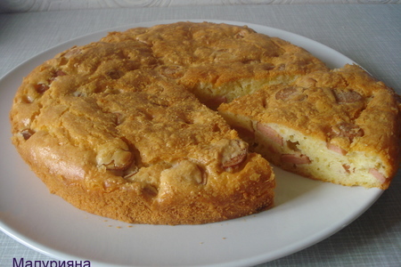 Фото к рецепту: Пирог с сыром и сосисками