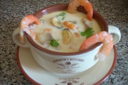 Фото к рецепту: Суп с морепродуктами сливочный "средиземноморский"
