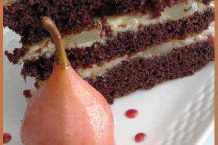 Шоколадный торт  с «опьяненной» грушей