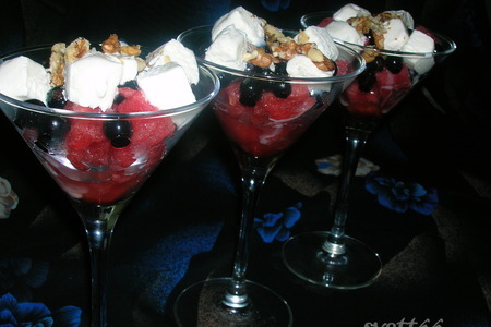 Летний десерт "искушение" с арбузом,  черной смородиной и мороженым