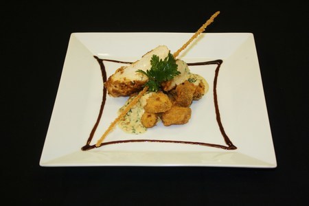 Фото к рецепту: Куриная грудка в стружке из тунца с картофелем и соусом из эстрагона