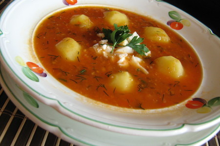Фото к рецепту: Густой суп с помидорами,картофелем и яйцом.