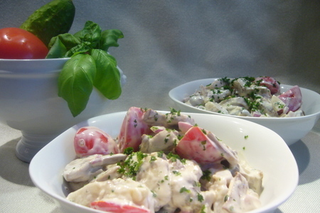 Фото к рецепту: Селедочный салат с белыми грибами и шампиньонами