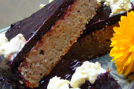 Фото к рецепту: Миндальный торт со смородиной.