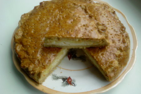 Фото к рецепту: Простенький закусочный пирог с начинкой из плавленных сырков.