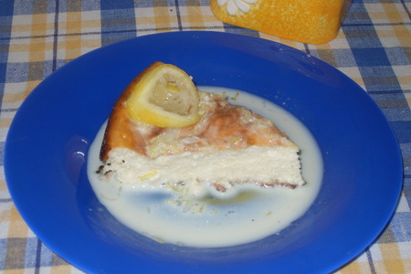 Фото к рецепту: Пудинг творожный, или просто творожная запеканка с  лимонным соусом