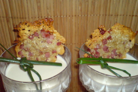 Фото к рецепту: Панна-котта из цветной капусты с кружевными сырно-ветчинными крекерами