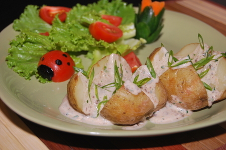 Фото к рецепту: Печеный картофель с сырно-оливковым соусом