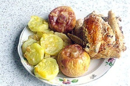 Фото к рецепту: Курица с яблоками и цукини