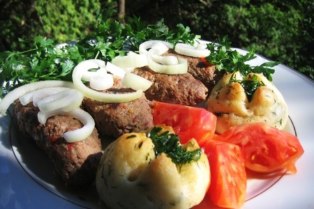Фото к рецепту: Кебаб с соусом и пикантными булочками