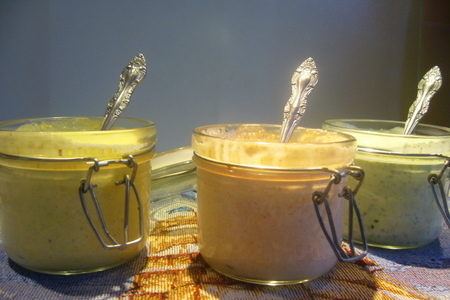 Фото к рецепту: Цветные соусы-дипы на основе брынзы