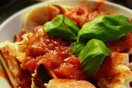 Фото к рецепту: Проще простого: томатный суп с гренками