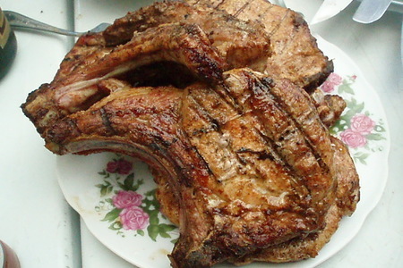 Мясо на решетке с печеными баклажанами