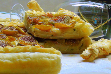 Фото к рецепту: Пирог с камамбером и инжиром «натальин день» и сырные палочки, как бонус.