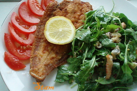 Фото к рецепту: Салат «сиротский наутилус» при жареной рыбке.