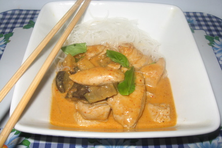 Фото к рецепту: Курица в красном карри и кокосовом молоке по- тайски