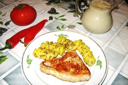 Фото к рецепту: Грудка индейки с картофельными завитками и сырно-грибным соусом