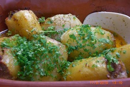 Фото к рецепту: Картофель фаршированый мясом в сметанной подливке.