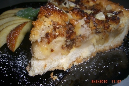 Фото к рецепту: Яблочный пирог с медово-миндальной заливкой