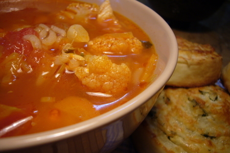 Фото к рецепту: Томатный суп с рисом, пореем и цветной капустой.