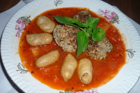 Фото к рецепту: Кизилово-томатный суп с гречневыми "орешками"(дуэль)