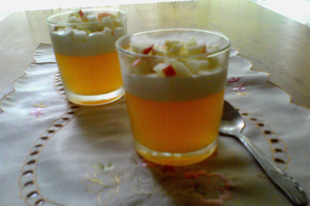 Фото к рецепту: Яблочно-имбирное желе со сливочным йогуртом