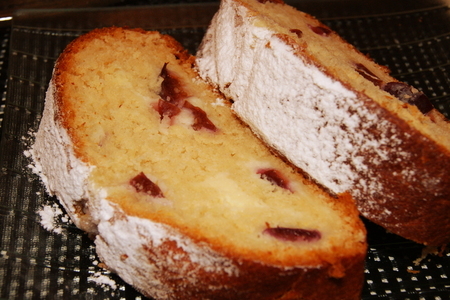 Фото к рецепту: Сливовый пирог-рулет с сырным кремом