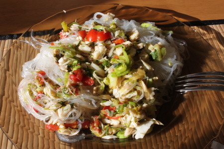 Фото к рецепту: Рисовая лапша с треской в овощном сопровождении