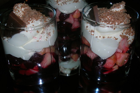Фото к рецепту: Фруктовый десертный салат  с вишней в йогуртовом соусе  " времена года"