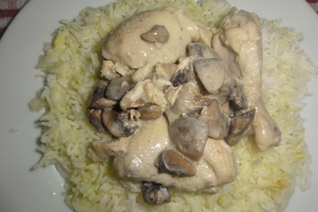 Курица с грибами сметанном соусе