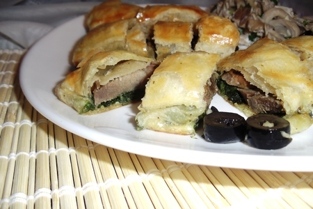 Фото к рецепту: Конвертики с шпинатом, мясом и маслинами+ салат из вешенок  (дуэль)