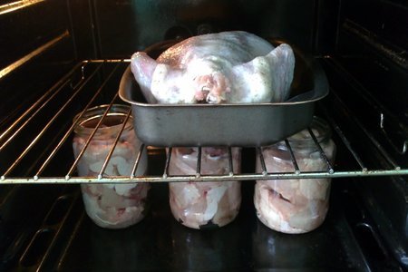 Фото к рецепту: Куриная тушёнка, приготавливаемая одновременно с курицей сухой засолки