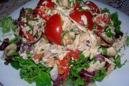 Фото к рецепту: Салат с куриной грудкой, грилованными шампиньонами и горчичным дрессингом