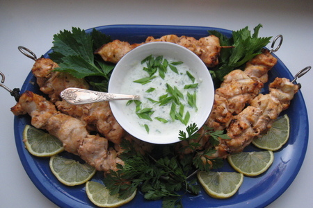 Фото к рецепту: Курица "тикка" с огуречным салатом "райта"