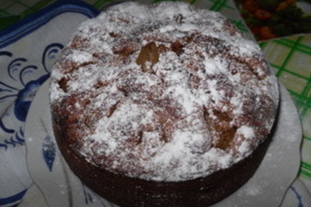 Фото к рецепту: Шоколадный пирожок с яблоками