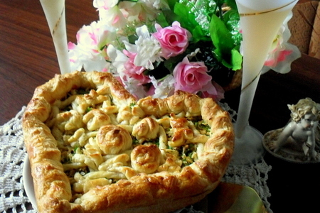 Фото к рецепту: Пирог из слоеного теста с плавлеными сырками, чесноком и зеленью  " растаявшая обида"