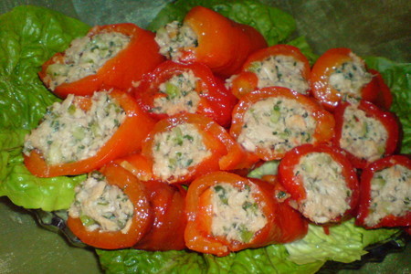 Фото к рецепту: Рулетики из запечённого красного перца с тунцом