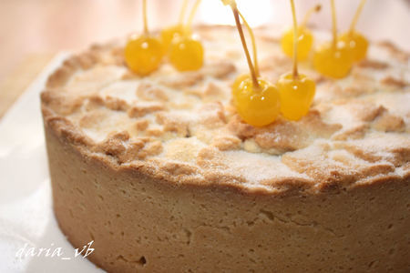 Фото к рецепту: Масляный пирог с заварным миндальным кремом и вишней