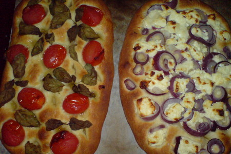 Фото к рецепту: Фокачча с помидорками и базиликом  &amp;фокачча с красным луком и козьим сыром
