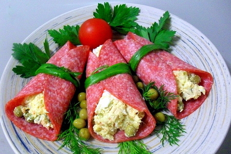 Фото к рецепту: Закусочные рулеты из салями