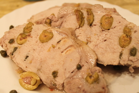 Фото к рецепту: Свинина фаршированая каперсами и оливками