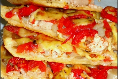 Фото к рецепту: Пирог с курицей, грибами и сыром