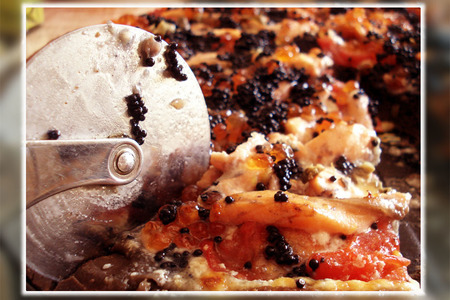 Фото к рецепту: Красное и чёрное - пицца-люкс или чёрная пицца