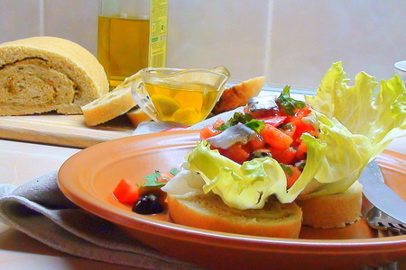 Фото к рецепту: Домашний хлеб на оливковом масле с чесночной пастой и салатом по-испански.