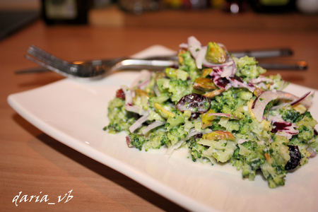 Фото к рецепту: Салат из брокколи «слоу»
