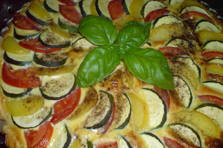 Фото к рецепту: Открытый пирог с помидорами, картофелем и цуккини